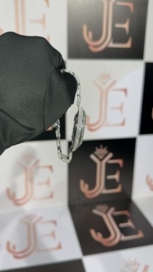 Montre-bracelet à quartz de luxe pour homme en acier inoxydable, entièrement sertie de diamants, avec cadran à chiffres romains, résistante à l'eau - Product Image 4