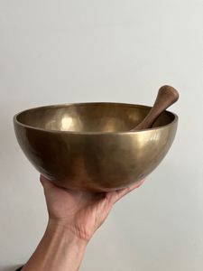 Bol chantant en laiton martelé à la main, conçu pour une expérience de bain sonore thérapeutique dans un espace de méditation sacrée - Product Image 4