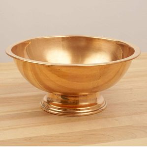 Bol de service en laiton d'inspiration antique, idéal pour les buffets de mariage, alliant design hérité et utilisation moderne - Product Image 4