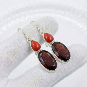 Boucles d'oreilles pendantes pour femmes en argent sterling 925 massif, faites à la main, avec plusieurs pierres précieuses, serti clos, grenat rouge et corail - Product Image 1
