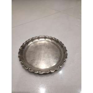 Assiette de présentation antique en laiton, style floral, qualité alimentaire, compatible lave-vaisselle, prix de gros - Product Image 1