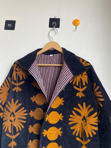 Veste kimono en velours faite à la main, broderie Suzani, poche avant |   Couette écologique respirante anti-rides 100% coton style bohème - Product Image 4