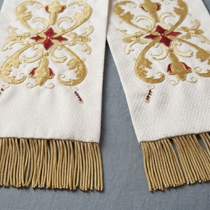 Étole d'église rectangulaire blanche brodée avec franges dorées et pompons pour la liturgie, vêtement liturgique personnalisé - Product Image 2