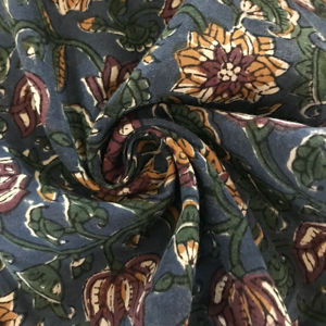 Tela de algodón estampada a mano con diseño floral mogol sobre base azul índigo oscuro |   Textiles Artesanales Indios - Product Image 2