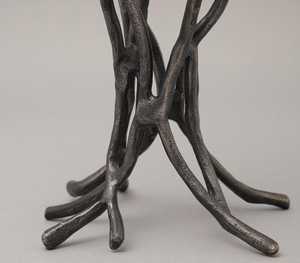 Candelabro de aluminio con acabado negro rústico y cinco portavelas para decoración del hogar, diseño duradero. - Product Image 4