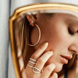 Pendientes de aro tipo huggie de oro macizo de 14k y 18k con serpiente y diamante de pera cultivado en laboratorio, joyería minimalista pequeña para mujer, uso diario, venta al por mayor - Product Image 6