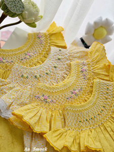 Robe élégante en lin pour bébé fille, smockée, faite à la main, coupe ample, design confortable pour toutes les saisons, motif floral et animalier - Product Image 3