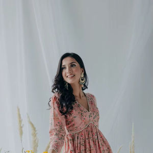 Ensemble 3 pièces en coton imprimé rose pastel pour femme : Kurta, Sharara et Dupatta – Tenue de soirée en coton à imprimé floral - Product Image 1