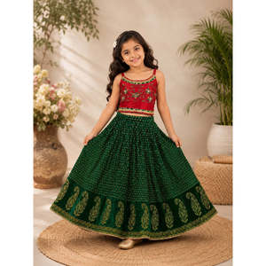 Conjunto de Top sin Mangas para Niñas con Lehenga Roja y Verde Bordada en Poliéster - Product Image 1