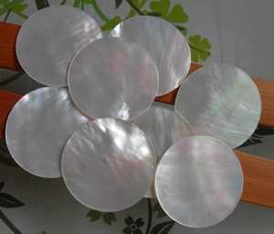 Colgantes redondos de concha de nácar blanca, dijes de concha natural, joyería de concha - Product Image 1