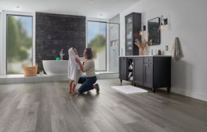 Revêtement de sol vinyle SPC de luxe à noyau rigide texturé, résistant à l'eau et antidérapant, système de clic hybride LVT pour villas et appartements - Product Image 6