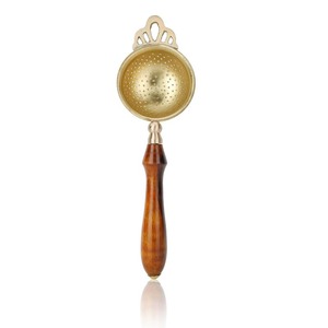 Nuevo colador de té de metal dorado con mango de madera, colador duradero para preparar té de hojas sueltas, herramienta de cocina - Product Image 1