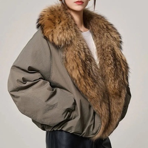 Manteaux d'hiver personnalisés OEM pour femmes, style bomber ample et tendance, rembourrés de duvet de canard blanc, col en fourrure de renard, respirants et très chauds - Product Image 6