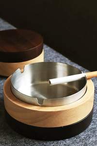 Cenicero de madera Tradnary de forma cuadrada, diseño moderno, con ranura para cigarros. - Product Image 3