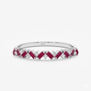 แหวนทองคำแท้ 14K ดีไซน์ซิกแซก ประดับเพชรและพลอยทับทิมธรรมชาติทรงบาแก็ตต์ ได้รับการรับรองจาก IGI เหมาะสำหรับเป็นแหวนเจ้าสาวหรือแหวนประจำเดือนเกิดเดือนกรกฎาคม - Product Image 3