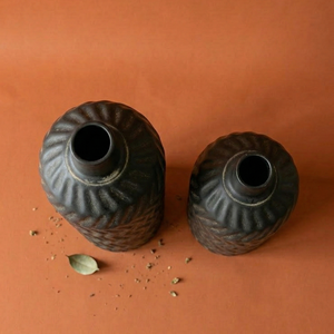 Juego de Jarrones Cilíndricos de Metal Negro Hechos a Mano, Maceta Moderna con Patrón Chevron Texturizado, Decoración de Lujo Industrial para Hogar, Oficina y Mesa - Product Image 2