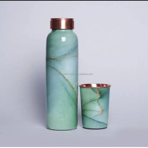 Bouteille d'eau classique en cuivre pur avec finition polie lisse, conçue pour une hydratation quotidienne saine et pour le bien-être. - Product Image 4