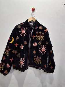 เสื้อแจ็คเก็ตผู้หญิงทำมือ ผ้ากำมะหยี่ รักษ์โลก สไตล์วินเทจ สำหรับฤดูหนาว ลายดอกไม้ คอวี แขนเสื้อแบบดรอปโชว์เดอร์ ซับในผ้าฝ้าย แบบชิ้นเดียว - Product Image 4