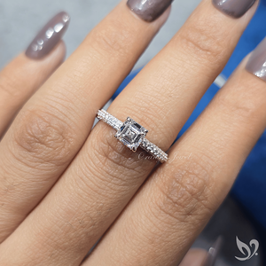 แหวนเพชรทรง Asscher 1 กะรัต เพาะเลี้ยงในห้องปฏิบัติการ ดีไซน์สามแถวแบบ Pave Band สไตล์วินเทจ รูปทรงเรขาคณิต สำหรับเจ้าสาว ทำจากทองคำขาว 10K - Product Image 5