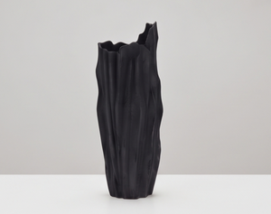 Vase d'art métallique noir premium, finition rugueuse et plissée, surface sculptée irrégulière, élégant porte-fleurs pour centres de table de mariage, disponible en gros - Product Image 5