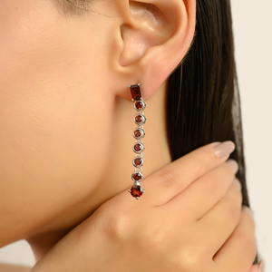 ต่างหูแบบห้อยทรงเส้นตรง เงินแท้ 925 ประดับพลอยโกเมนสีแดงแท้ ดีไซน์ทรงแท่ง เรียบหรู สง่างาม เหมาะสำหรับงานกลางคืน - Product Image 2