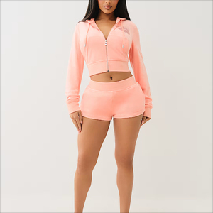 Ensemble décontracté deux pièces pour femme : crop top à capuche en polaire rose respirant et short, tenue de sport tricotée de couleur unie - Product Image 1