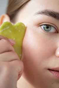 Outil de massage Gua Sha en résine verte, cuillère de raclage facial, forme personnalisée, exfoliant de soin beauté, technique de moulage de statues en résine - Product Image 2