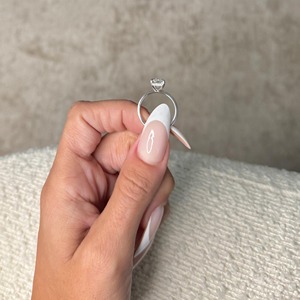 Bague de fiançailles en diamant de laboratoire taille radiant 2 carats _ Halo caché solitaire _ Or blanc 14 carats _ Certifié IGI D-VVS2 - Product Image 1