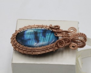 Colgante de Labradorita Natural con Envoltura de Alambre de Platino, Joyería de Piedras Preciosas de Lujo Hecha a Mano, Cristal Curativo de Talla Única - Product Image 1