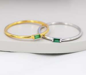 แหวนเงินแท้ประดับเพชร CZ ทรงบาแกตต์สีเขียวมรกต หรือแหวนเงินแท้หรือทองคำประดับเพชร CZ ทรงบาแกตต์แบบมินิมอล - Product Image 4