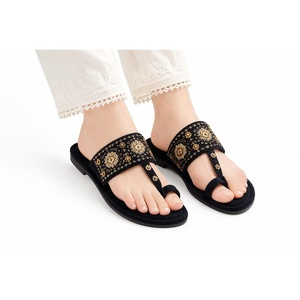 Chappals Kolhapuri en Cuir pour Femmes, Dessus en Velours, Impression Personnalisée, Respirants, Légers, Imperméables, Tendance Mode - Product Image 4