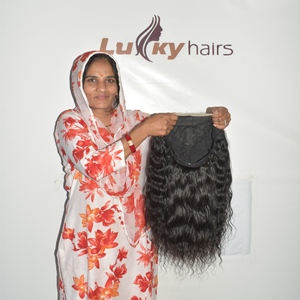 Perruque en cheveux humains indiens bouclés Remy - 100% vierges, noirs naturels, pleine densité, texture douce et soyeuse, cuticules alignées et saines - Product Image 5