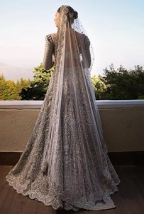 Vestido de novia pakistaní premium color verde esmeralda y oro antiguo, lujosamente adornado, Pishwas nupcial largo con Banarsi - Product Image 5