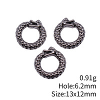 Amuleto de Serpiente Ouroboros Enrollada de 13x12mm en Aleación de Zinc Plateado Antiguo para Tiradores de Cremallera Góticos