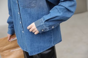 เสื้อเชิ้ตเดนิมพรีเมียมสำหรับผู้ชาย แขนยาว ผ้าทวิลย้อมเส้นด้าย เป็นมิตรต่อสิ่งแวดล้อม กันยับ แห้งเร็ว ระบายอากาศได้ดี สีพื้น คลาสสิก สไตล์ลำลอง รับผลิตแบบ OEM - Product Image 3