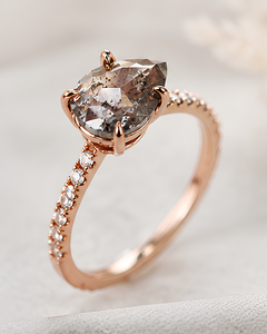 แหวนหมั้นทองคำ 18K สุดหรู ประดับด้วยมอสซาไนต์ทรงหยดน้ำและฝังแบบ Prong Setting - โดดเด่นด้วยดีไซน์ที่เป็นเอกลักษณ์ของเรา - Product Image 4