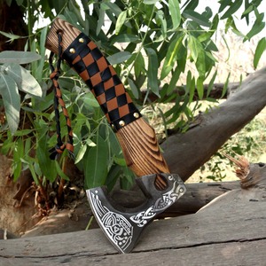 Hache viking artisanale en acier au carbone gravé, avec manche en bois, poignée en cuir tressé noir et marron et fourreau de protection en cuir. - Product Image 5