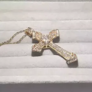 Colgante de cruz con incrustaciones de circonitas, chapado en oro, estilo hip hop, colgante religioso para mujer, joyería de moissanita al por mayor - Product Image 2