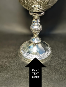 Gobelet ornemental en finition argent antique avec motif cœur et gravure florale complexe, coupe à pied classique - Product Image 3