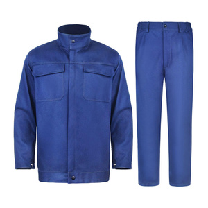 Este traje de soldadura está hecho de tela de algodón tratada resistente al fuego de primera calidad para una seguridad confiable y un rendimiento duradero. - Product Image 1