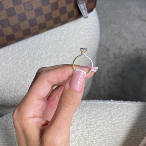 แหวนหมั้นเพชรทรงกลมเจียระไนแบบบริลเลียนท์ ทองคำแท้ 18K สำหรับผู้หญิง รับรองโดย IGI สไตล์คลาสสิก - Product Image 2