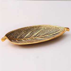 Platos de Servir Modernos y Duraderos de Aluminio con Acabado Dorado para Uso en Campamentos - Product Image 1