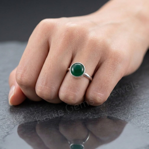 Anillo minimalista de plata de ley 925 con ónix verde de 8 mm, engaste de bisel con piedra preciosa redonda, hecho a mano, para uso diario, unisex. - Product Image 3