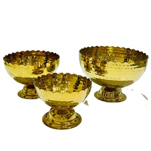 Juego de tazones de lujo de metal martillado dorado con borde festoneado – Frutero decorativo, plato central para el hogar, bodas - Product Image 1