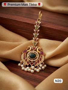 Maang Tikka Premium en Oro Mate con Perlas Kundan, Joyería para la Frente de Novia, Accesorio Tradicional Indio para el Cabello de Mujer - Product Image 1