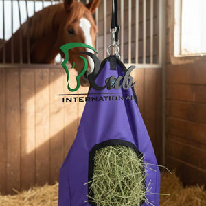 Botas de Silicona Portátiles para Caballos |   Bolsa de Alimentación para Caballos Resistente con Correa para Colgar, Color y Logotipo Personalizables - Product Image 3