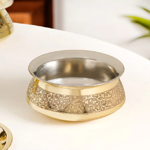 Olla para servir biryani de latón dorado martillado, hecha en India, con tapa y asa, disponible a precios de mayorista. - Product Image 5