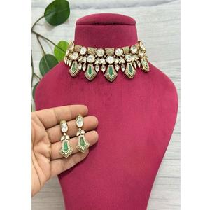 Ensemble collier ras-de-cou et boucles d'oreilles en laiton plaqué or de qualité supérieure avec perles de moissanite, idéal pour la collection de tenues de mariage - Product Image 1