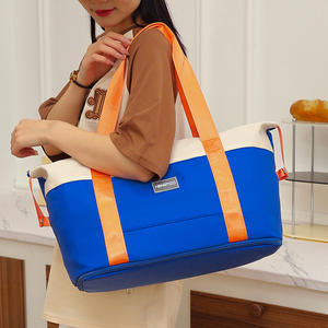 Sac de sport et de voyage pliable extensible avec séparation humide/sec, durable, motif imprimé bleu et orange, essentiels de voyage tendance - Product Image 1