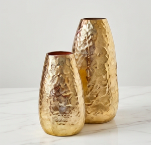 Vase en métal martelé doré élégant pour la décoration intérieure moderne, parfait pour les fleurs artificielles, la table d'entrée ou l'affichage sur étagère. - Product Image 1
